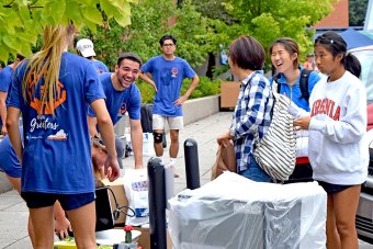 Students in blue Greeters T shirts helping during Move In